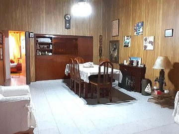 Casa de seis ambientes con pileta en Ciudad Evita.