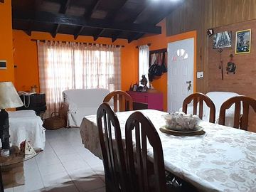 Casa de seis ambientes con pileta en Ciudad Evita.