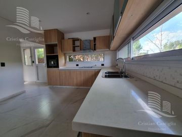 Venta - Casa 4 Ambientes, Balcón, Jardín, Pileta - Boat Center, Tigre