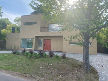 Venta - Casa 4 Ambientes, Balcón, Jardín, Pileta - Boat Center, Tigre