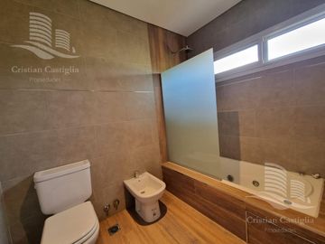 Venta - Casa 4 Ambientes, Balcón, Jardín, Pileta - Boat Center, Tigre