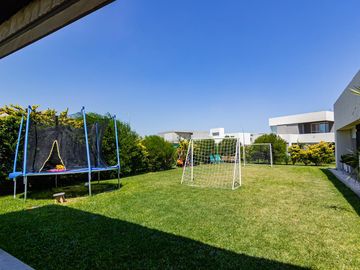 SAN SEBASTIAN - VENTA DE CASA DE 3 DORMITORIOS EN BARRIO CERRADO