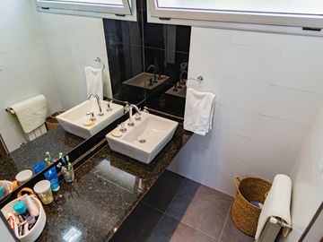 SAN SEBASTIAN - VENTA DE CASA DE 3 DORMITORIOS EN BARRIO CERRADO