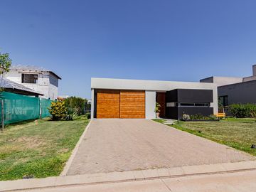 SAN SEBASTIAN - VENTA DE CASA DE 3 DORMITORIOS EN BARRIO CERRADO