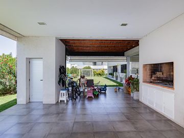 SAN SEBASTIAN - VENTA DE CASA DE 3 DORMITORIOS EN BARRIO CERRADO