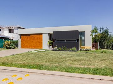 SAN SEBASTIAN - VENTA DE CASA DE 3 DORMITORIOS EN BARRIO CERRADO