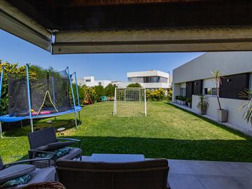 SAN SEBASTIAN - VENTA DE CASA DE 3 DORMITORIOS EN BARRIO CERRADO