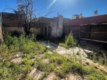 Casa en a refaccionar/demoler importante lote