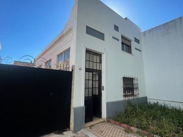 Casa en a refaccionar/demoler importante lote
