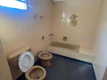 Casa en a refaccionar/demoler importante lote