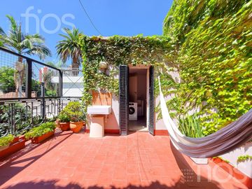 VENTA CASA RECICLADA DE TRES DORMITORIOS CON PATIO Y TERRAZA EN LOURDES