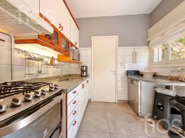 VENTA CASA RECICLADA DE TRES DORMITORIOS CON PATIO Y TERRAZA EN LOURDES