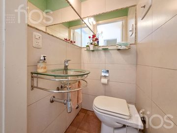 VENTA CASA RECICLADA DE TRES DORMITORIOS CON PATIO Y TERRAZA EN LOURDES