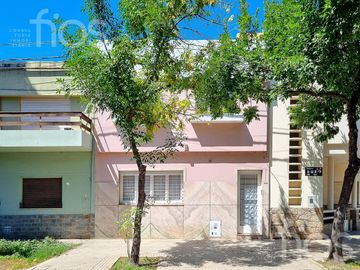 VENTA CASA RECICLADA DE TRES DORMITORIOS CON PATIO Y TERRAZA EN LOURDES