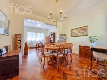 VENTA CASA RECICLADA DE TRES DORMITORIOS CON PATIO Y TERRAZA EN LOURDES