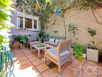 VENTA CASA RECICLADA DE TRES DORMITORIOS CON PATIO Y TERRAZA EN LOURDES