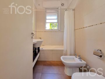 VENTA CASA RECICLADA DE TRES DORMITORIOS CON PATIO Y TERRAZA EN LOURDES