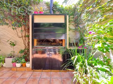 VENTA CASA RECICLADA DE TRES DORMITORIOS CON PATIO Y TERRAZA EN LOURDES