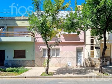 VENTA CASA RECICLADA DE TRES DORMITORIOS CON PATIO Y TERRAZA EN LOURDES