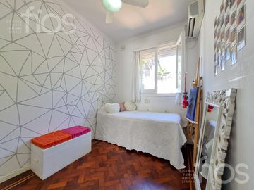 VENTA CASA RECICLADA DE TRES DORMITORIOS CON PATIO Y TERRAZA EN LOURDES