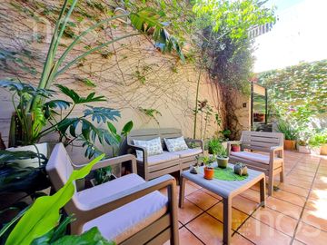 VENTA CASA RECICLADA DE TRES DORMITORIOS CON PATIO Y TERRAZA EN LOURDES