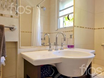 VENTA CASA RECICLADA DE TRES DORMITORIOS CON PATIO Y TERRAZA EN LOURDES