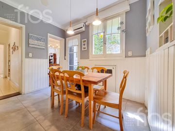 VENTA CASA RECICLADA DE TRES DORMITORIOS CON PATIO Y TERRAZA EN LOURDES