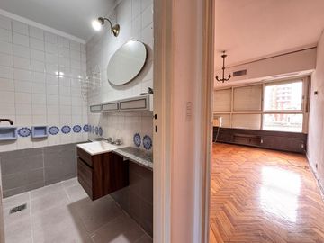 Venta - Departamento de tres dormitorios a pasos de Av. Belgrano, en Barrio Martin. Apto crédito.