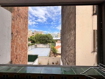 Venta - Departamento de tres dormitorios a pasos de Av. Belgrano, en Barrio Martin. Apto crédito.