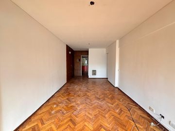 Venta - Departamento de tres dormitorios a pasos de Av. Belgrano, en Barrio Martin. Apto crédito.