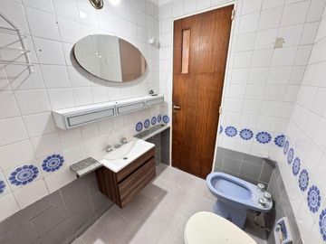 Venta - Departamento de tres dormitorios a pasos de Av. Belgrano, en Barrio Martin. Apto crédito.