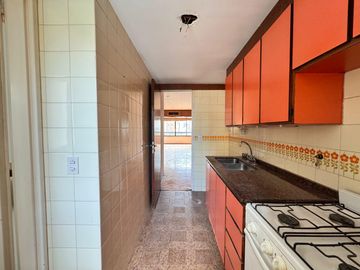 Venta - Departamento de tres dormitorios a pasos de Av. Belgrano, en Barrio Martin. Apto crédito.