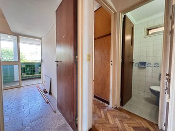 Venta - Departamento de tres dormitorios a pasos de Av. Belgrano, en Barrio Martin. Apto crédito.