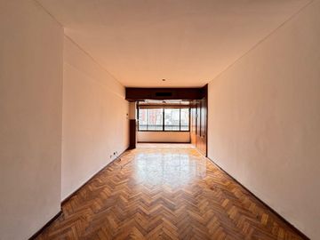 Venta - Departamento de tres dormitorios a pasos de Av. Belgrano, en Barrio Martin. Apto crédito.