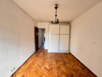 Venta - Departamento de tres dormitorios a pasos de Av. Belgrano, en Barrio Martin. Apto crédito.