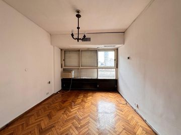 Venta - Departamento de tres dormitorios a pasos de Av. Belgrano, en Barrio Martin. Apto crédito.