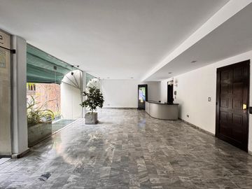 Venta - Departamento de tres dormitorios a pasos de Av. Belgrano, en Barrio Martin. Apto crédito.