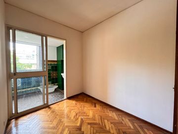 Venta - Departamento de tres dormitorios a pasos de Av. Belgrano, en Barrio Martin. Apto crédito.