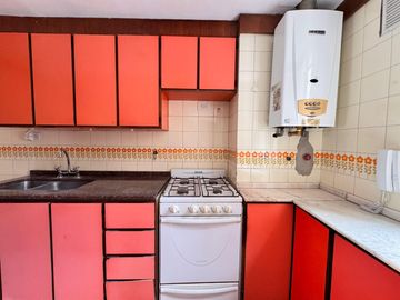 Venta - Departamento de tres dormitorios a pasos de Av. Belgrano, en Barrio Martin. Apto crédito.