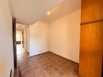 Venta - Departamento de tres dormitorios a pasos de Av. Belgrano, en Barrio Martin. Apto crédito.