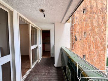 Venta - Departamento de tres dormitorios a pasos de Av. Belgrano, en Barrio Martin. Apto crédito.