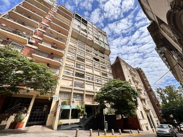 Venta - Departamento de tres dormitorios a pasos de Av. Belgrano, en Barrio Martin. Apto crédito.