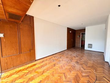 Venta - Departamento de tres dormitorios a pasos de Av. Belgrano, en Barrio Martin. Apto crédito.