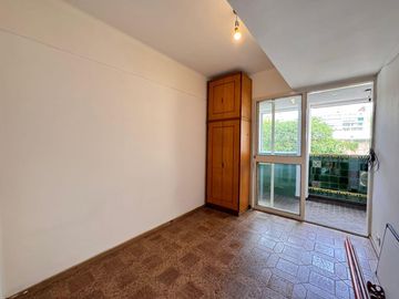 Venta - Departamento de tres dormitorios a pasos de Av. Belgrano, en Barrio Martin. Apto crédito.