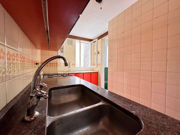 Venta - Departamento de tres dormitorios a pasos de Av. Belgrano, en Barrio Martin. Apto crédito.