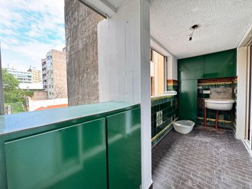 Venta - Departamento de tres dormitorios a pasos de Av. Belgrano, en Barrio Martin. Apto crédito.