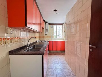 Venta - Departamento de tres dormitorios a pasos de Av. Belgrano, en Barrio Martin. Apto crédito.