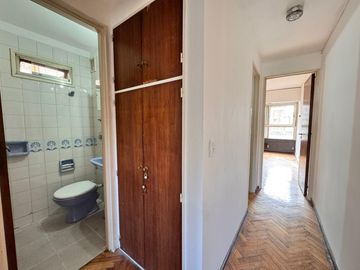Venta - Departamento de tres dormitorios a pasos de Av. Belgrano, en Barrio Martin. Apto crédito.