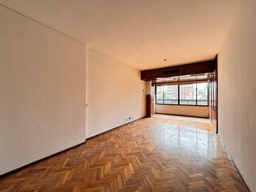 Venta - Departamento de tres dormitorios a pasos de Av. Belgrano, en Barrio Martin. Apto crédito.
