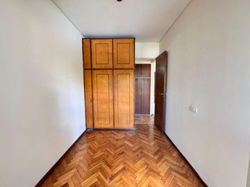 Venta - Departamento de tres dormitorios a pasos de Av. Belgrano, en Barrio Martin. Apto crédito.